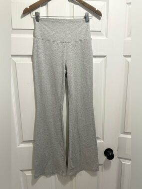 Aritzia TNA Chill Atmosphere Hi-Rise Flare Leggings in Grey Size M